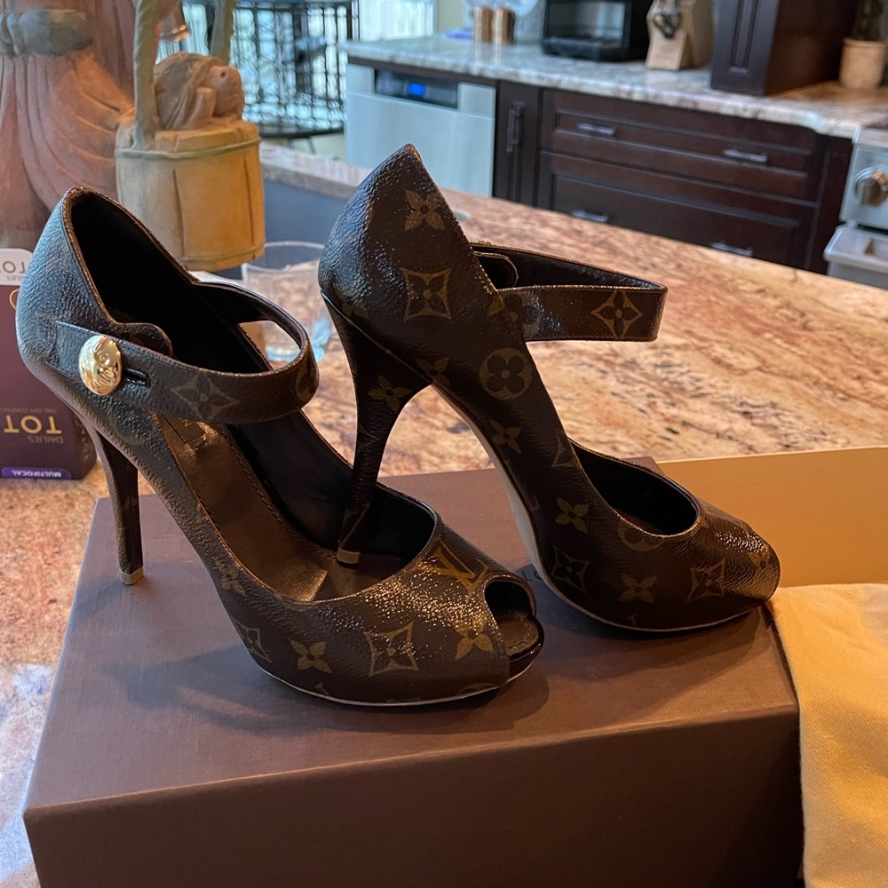 Louis Vuitton platform heels with open toe. Perfect condition original box.
